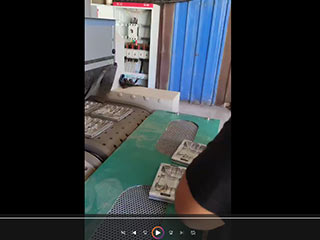 长沙客户案例:铝压铸件输送式自动喷砂机工作视频